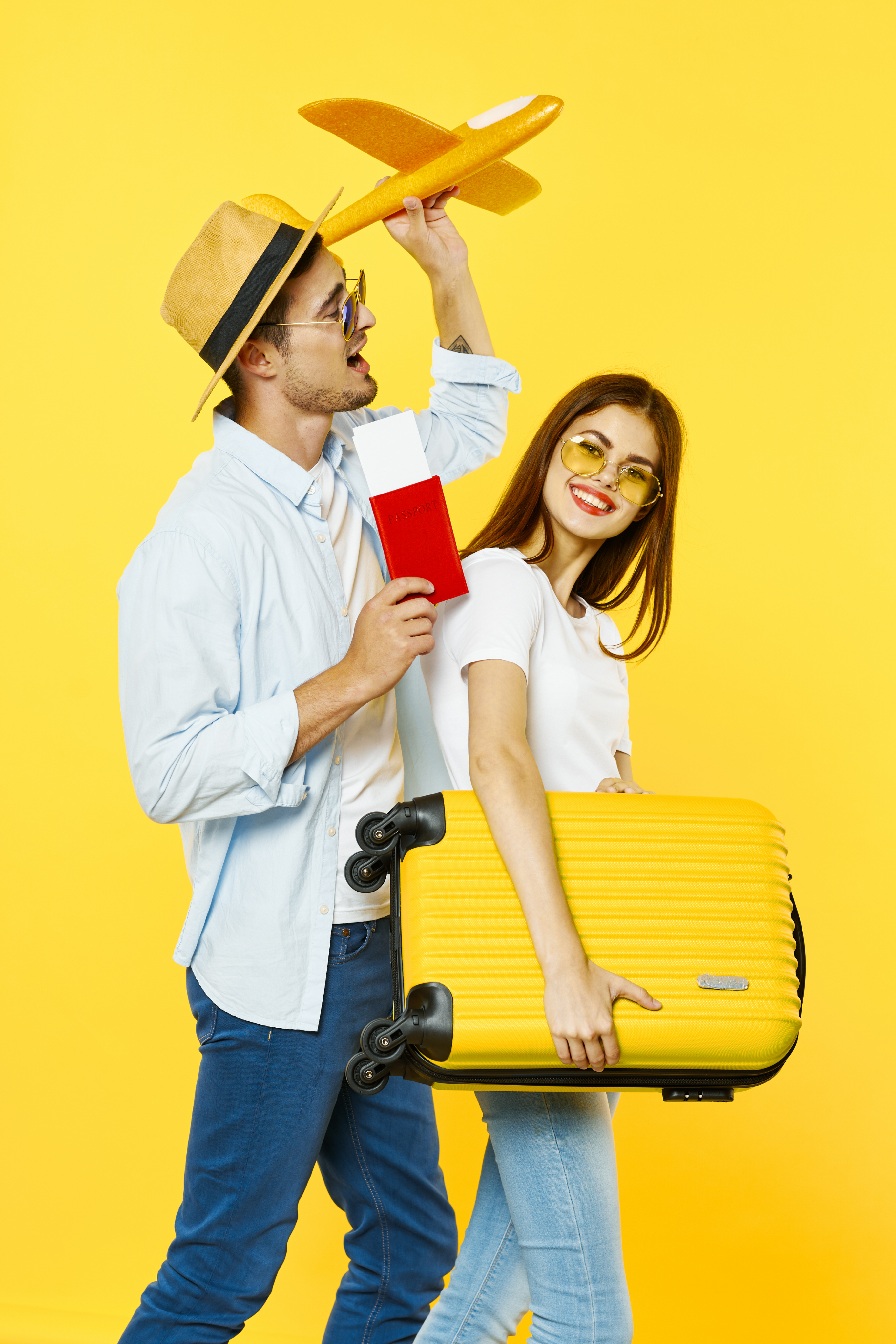 Mulher de roupa formal falando ao telefone próximo a uma escada e uma janela